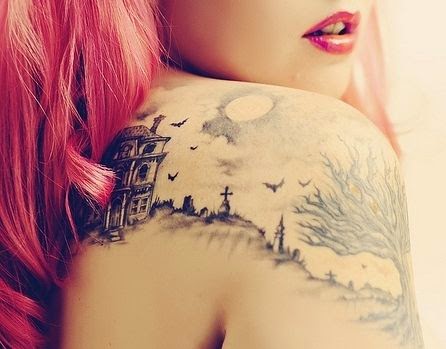 chica con un tatuaje bonito