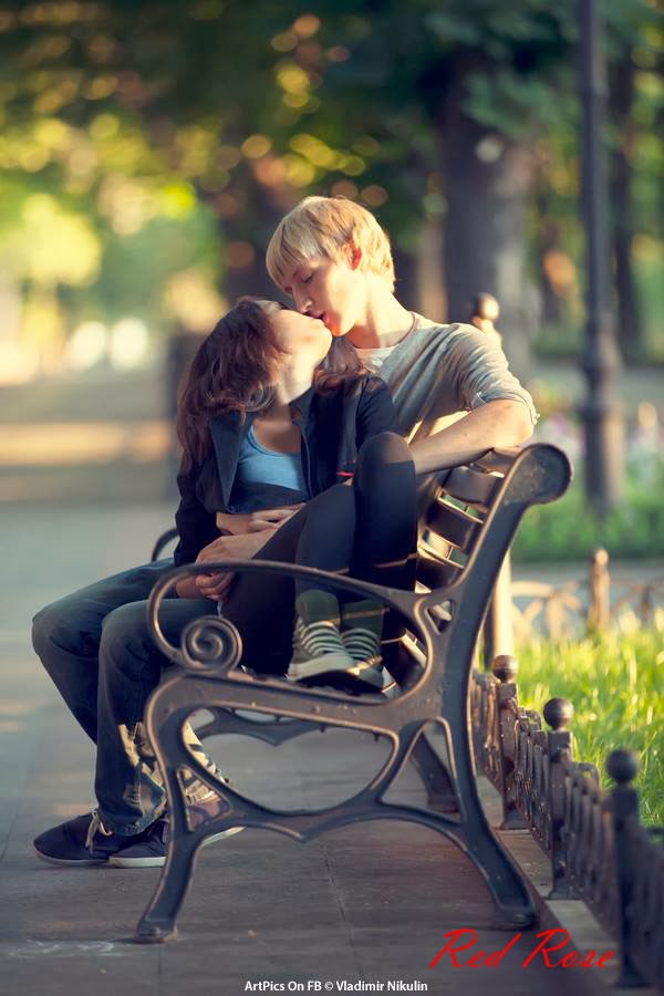 Romance com. Поцелуй на скамейке. Нежный поцелуй на лавочке. Поцелуй на лавочке фото. Девушка и парень сидят на скамейке.