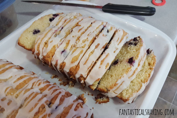 Lemon Blueberry Pound Cake // This pound cake is incredibly moist and has such a lovely brightness from the citrus. Perfect for summer! #recipe #cake #dessert #lemon #blueberry