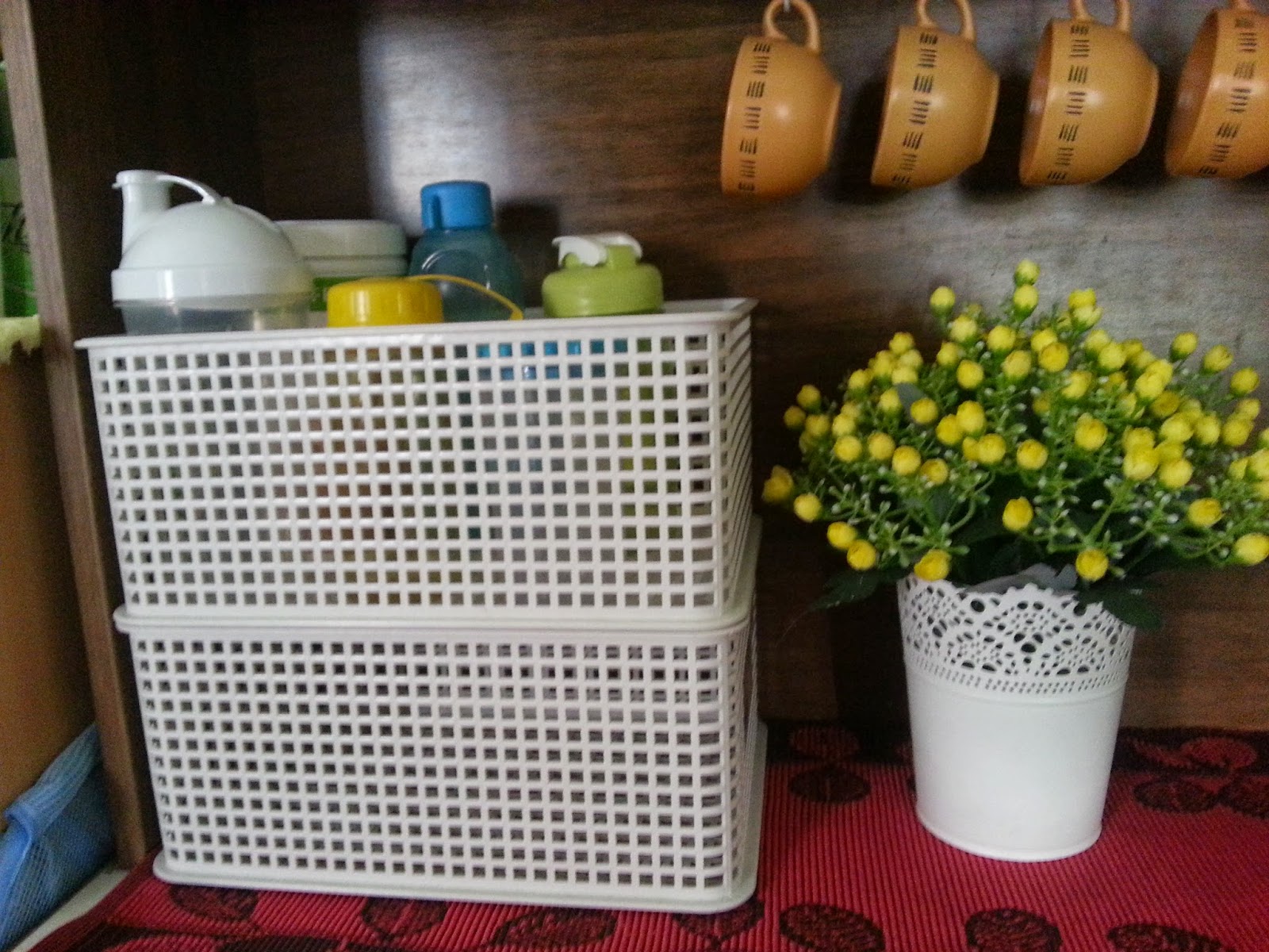 Susun Atur Barang Atas Kabinet Dapur Desainrumahid Susun Atur Cawan Dan Botol Minuman Dalam Bakul
