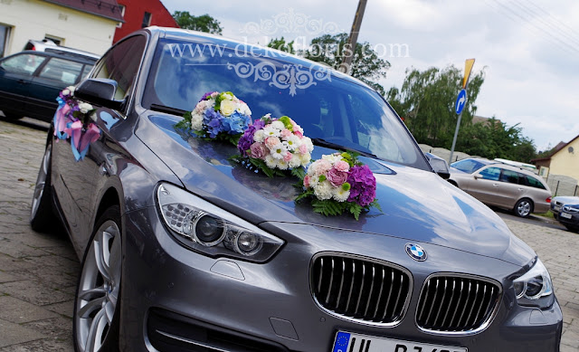 Dekoracja ślubnego samochodu w pastelach