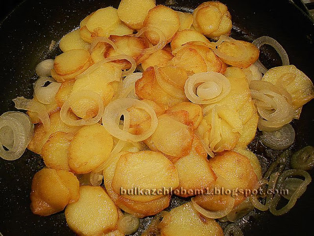 Ziemniaki plasterki smażone z cebulką