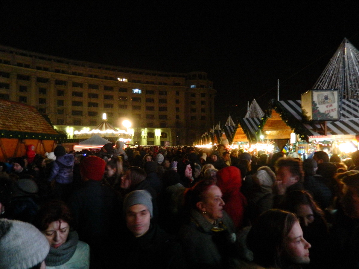 LA MULTI ANI, ROMANIA! Aglomeratie in Piata Constitutiei de ziua nationala