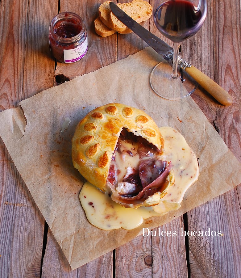 Camembert con jamon iberico salsa de uvas hojaldre - dulces bocados