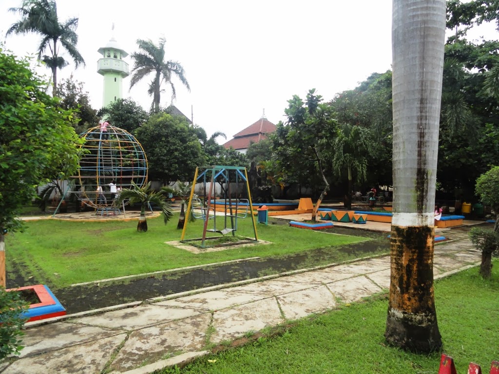 Fasilitas permainan di dekat Alun-alun Kota Jepara