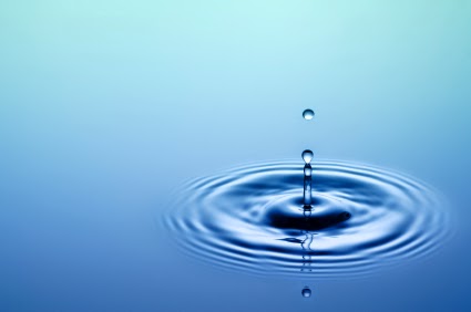 تصوير قطرة ماء بخلفية زرقاء