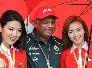  Tony Fernandes poses with Air Asia grid girls 