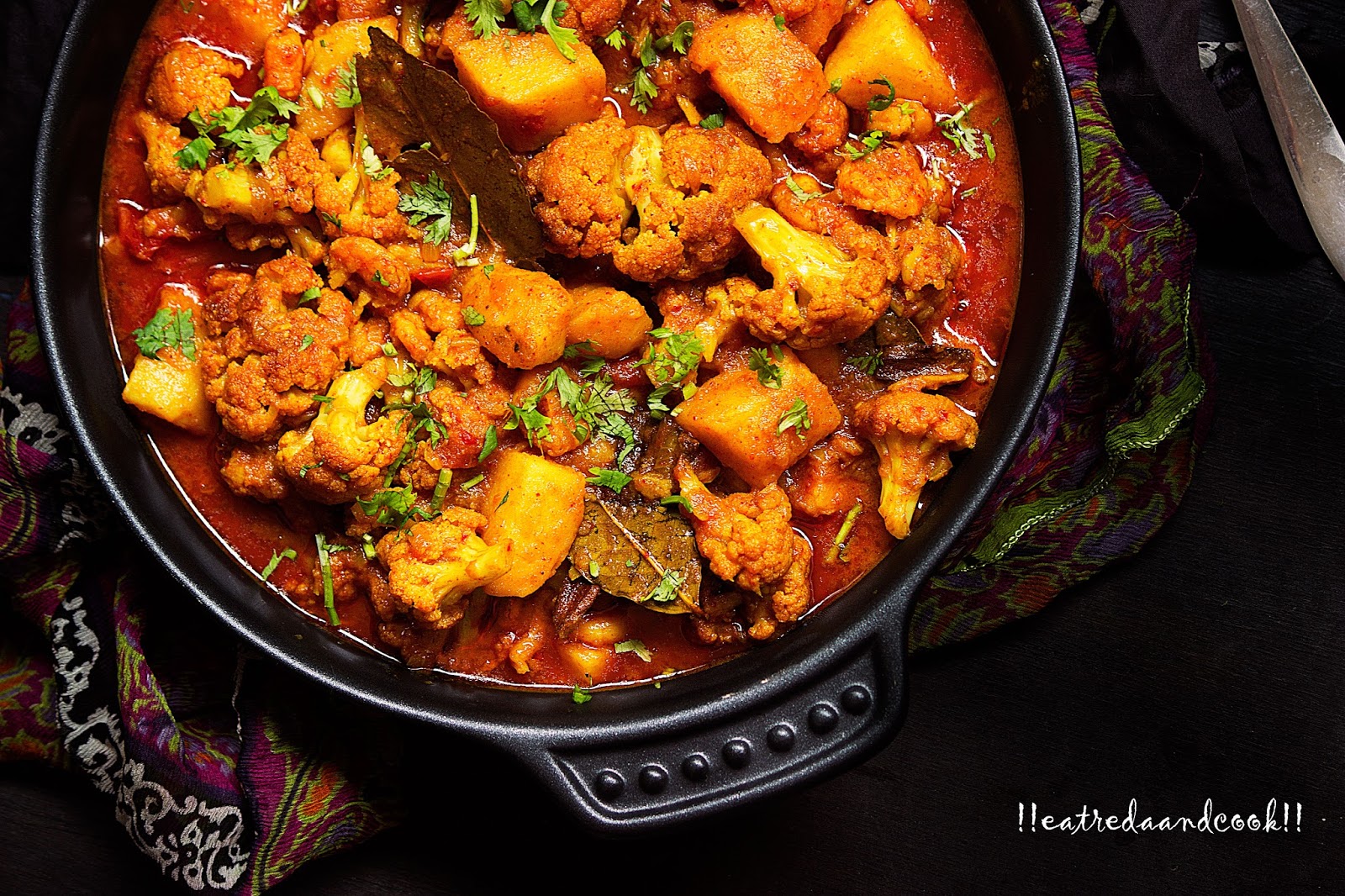 Fulkopi Chingrir Torkari / Bengali Style Cauliflower and Prawns Curry