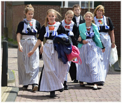 Traditional dutch clothing ~ travell and culture
