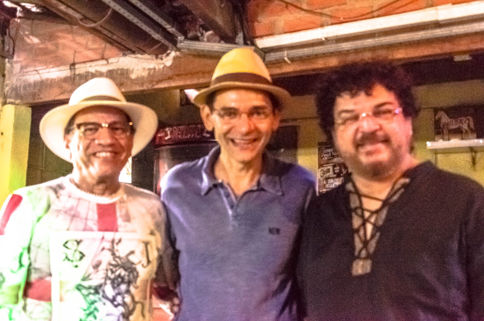 GILMAR LEITE E OS CANTORES E COMPOSITORES PAULO MATRICÓ E GALVÃO FILHO SALA DE ROBOCO - RECIFE, PE.