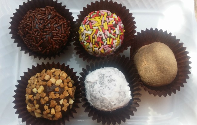 una especie de trufas con diferentes coberturas