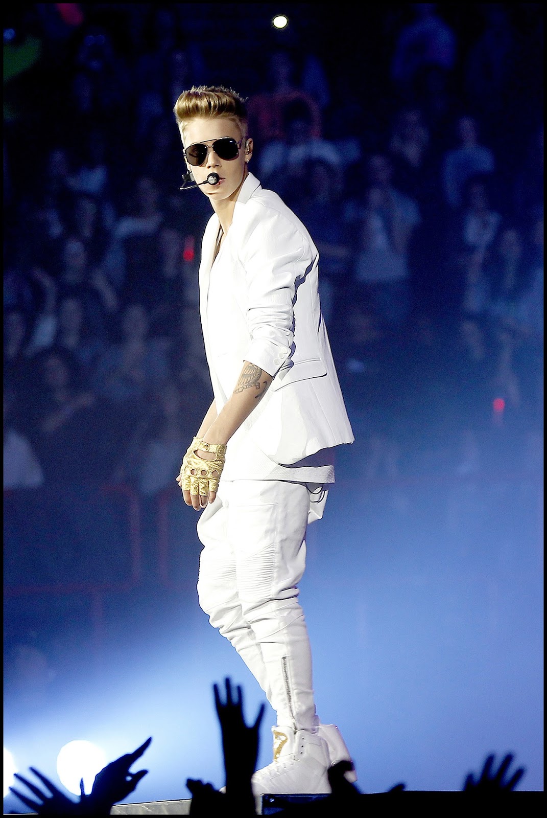 Justin Bieber Acoustic Live Justin Bieber Performing in Paris (March 19)