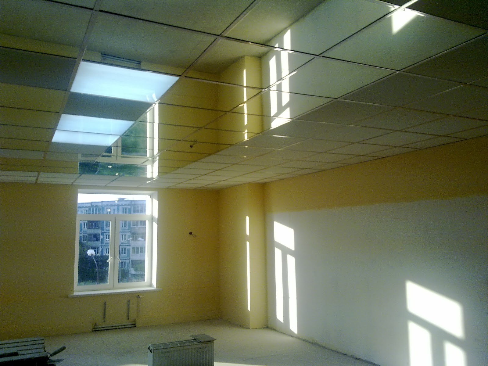 Черный потолок армстронг в интерьере - 88 фото