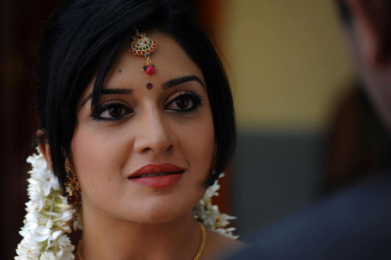 Vimala Raman Cute Saree Photos In Kulumanali Movie Stills glamour images