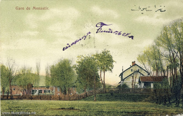 Железничката станица во пролетта 1910 година. Железничката станица е изградена во 1894 година како и пругата од Битола до Солун. Работите почнале во 1891 година а во 1894 година свечено е предадена во употреба. Железничката врска од Солун до Битола стана важен фактор за развитокот на градот и регионот, исто така. Преносот на стоки од пристаништето во Солун до внатрешноста на европскиот дел од Отоманската Империја се забрза, жителите се запознаа со европските стоки, а и стоки произведени од домашните земјоделци и сточари можеа да се продаваат во другите региони. Исто и армијата имаше голема корист од оваа врска за брзо пренесување на трупите, воен материјал и оружје.