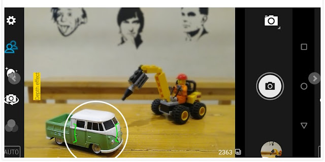 Fitur bokeh dimana gambar yang difokuskan adalah yang dilingkari. Fitur bokeh dimana gambar yang difokuskan adalah yang dilingkari.