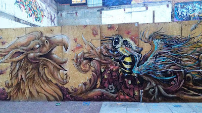 Mural de abejas en la calle en Londres