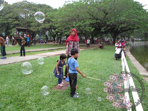 Main Buih Sabun di Taman Tasik Shah Alam