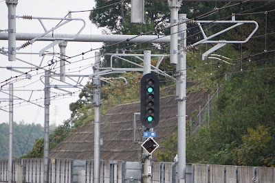 高速進行を表示する成田湯川駅構内六灯式信号機