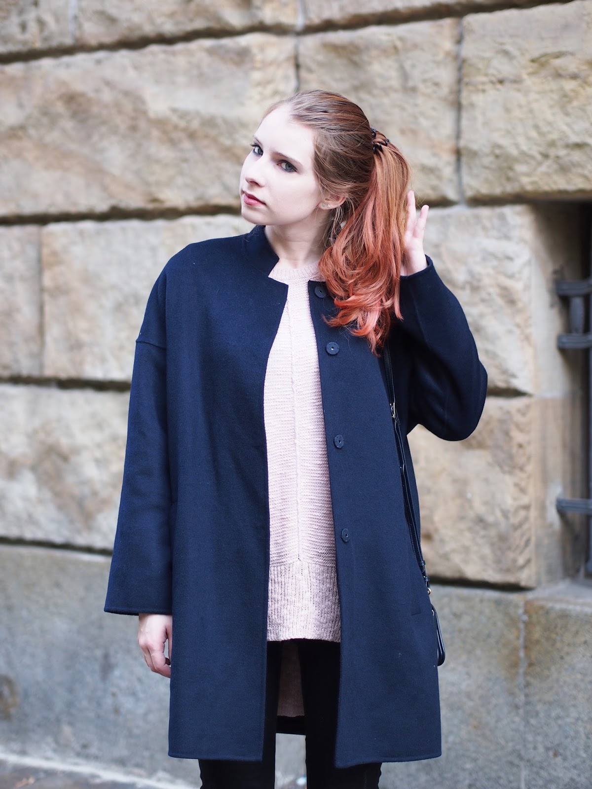 Outfit Dunkelblauer Hallhuber Mantel Und Nike Air Max Thea The Fashionable Blog