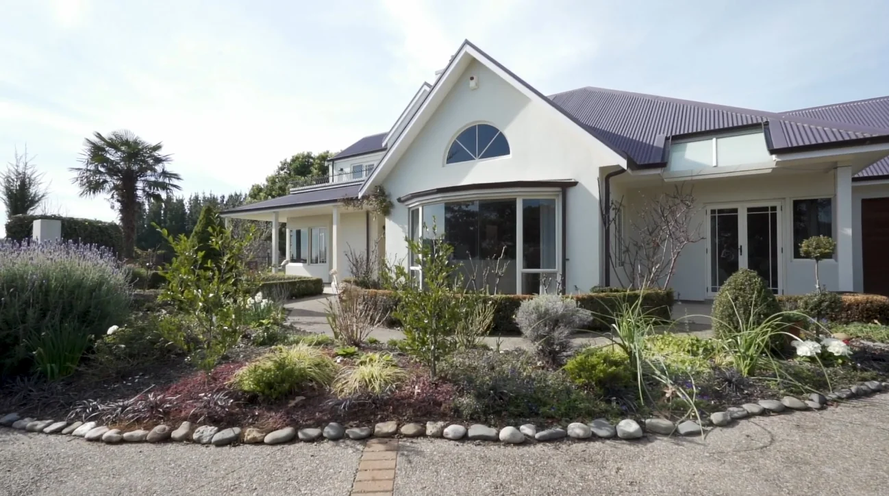 13 Photos vs. 130 Margaret Avenue, Havelock North, New Zealand Home Interior Design Tour