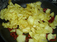 Huevos Rotos con Chorizo-añadiendo las papas