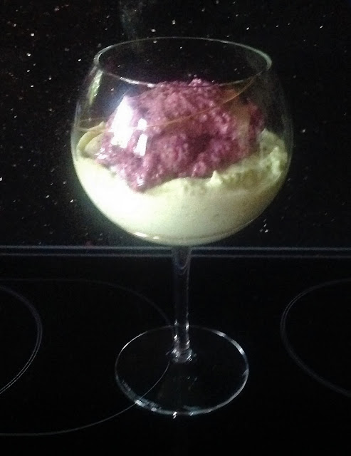 Wessels low carb Welt: Avocadocreme mit Beerenmix Wessels low carb Welt: Avocadocreme mit Beerenmix