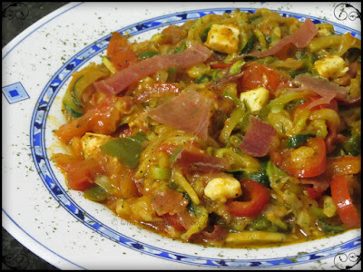 Espaguetis De Calabacín Con Verduras Y Jamón