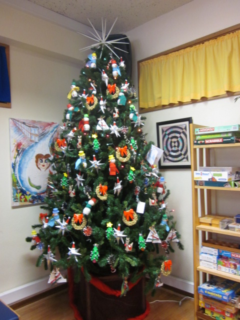 Árvore de Natal da BE decorada pelos JI do agrupamento