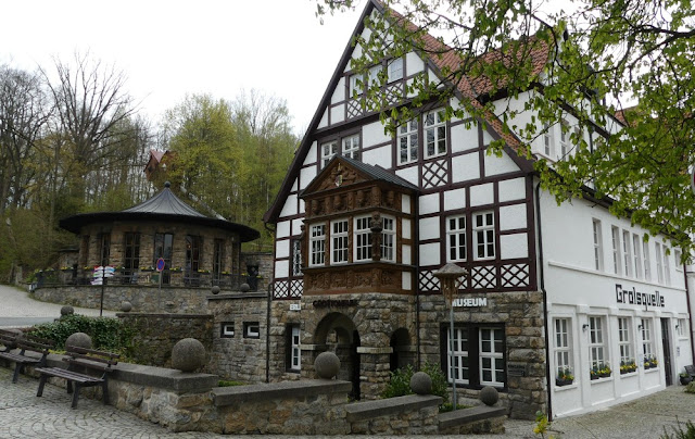Saalfelder Feengrotten - Quellenhaus, Brunnenhalle und Grottoneum von außen Saalfelder Feengrotten - Quellenhaus, Brunnenhalle und Grottoneum von außen
