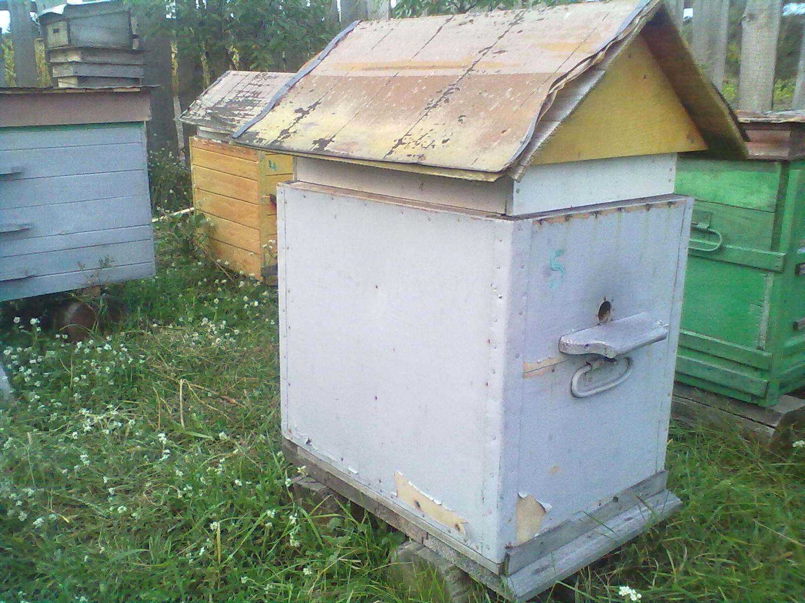 Пчеловодство в многокорпусном улье. Двухкорпусный домик для пчел. Улей озерова. Улей озерова для двухматочного. Пчеловодство двухкорпусный улей.