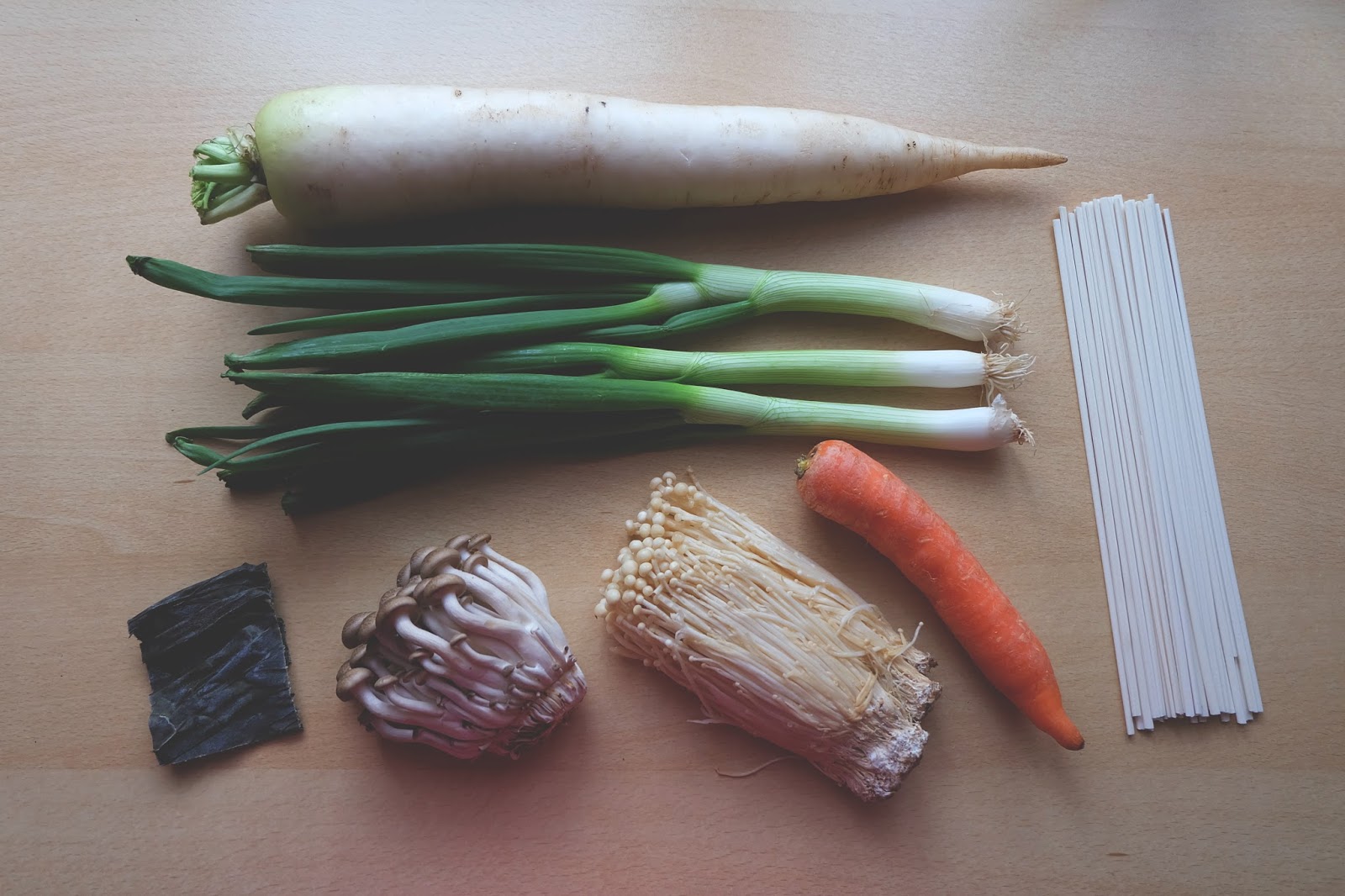 Miso udon polévka s houbami šimedži a enoki / Miso udon soup with shimeji and enoki mushrooms