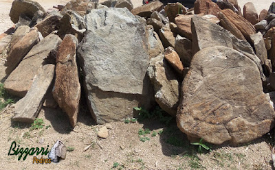 Pedra para piso de pedra, tipo chapa de pedra moledo com espessura de 10 cm a 20 cm.