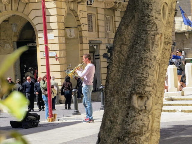 Places to eat in Valletta: musician outside Luciano Cettina Cafe