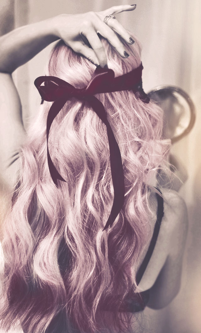 soft beach waves hair tutorial, pink hair with black ribbon bow