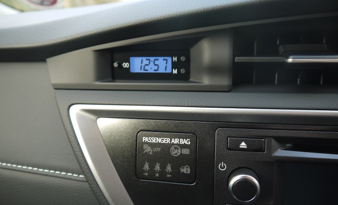 2013 Toyota Auris Hybrid interior clock