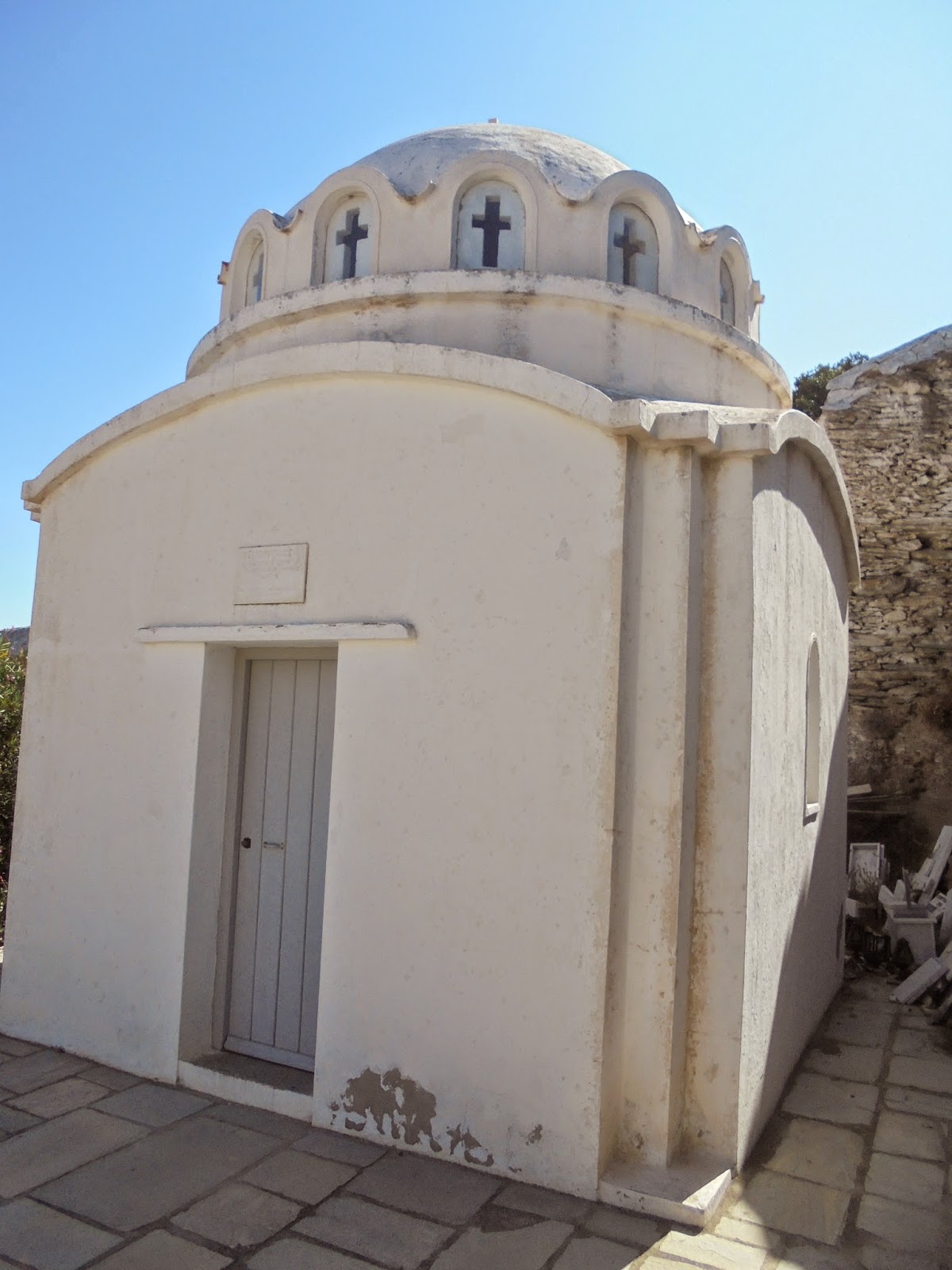 το Οστεοφυλάκιο στο ναό του Ταξιάρχη στη Μελίδα Άνδρου