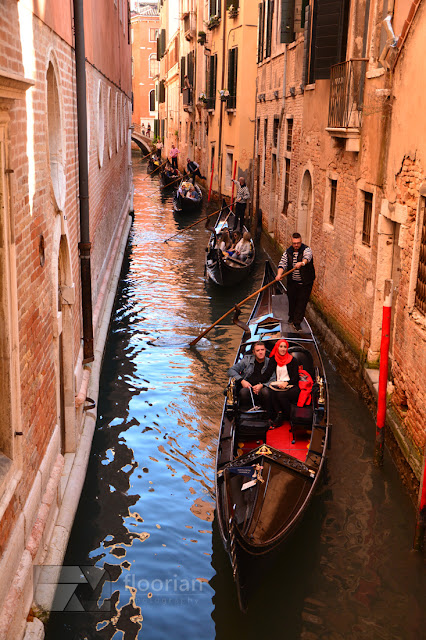 rejsy Gondolami - symbolem Wenecji przy śpiewie gondolierów. Gondole przy Placu Świętego Marka