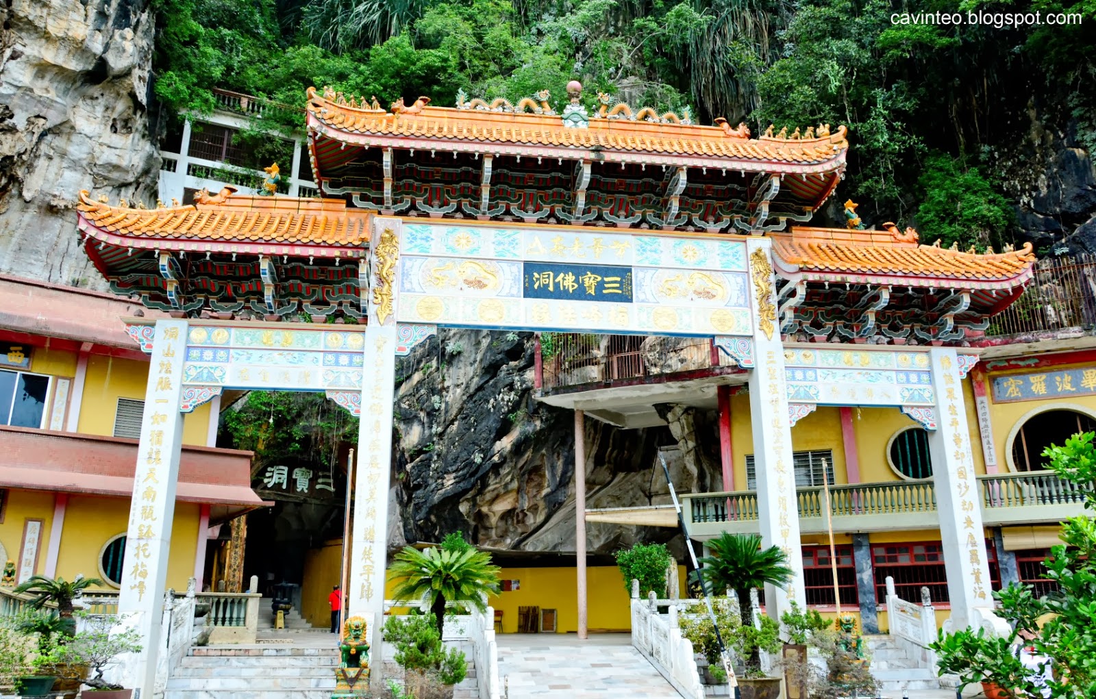Entree Kibbles Sam Poh Tong Temple 三寶佛洞 Cavern Of Triple Gems Ipoh City Perak Malaysia