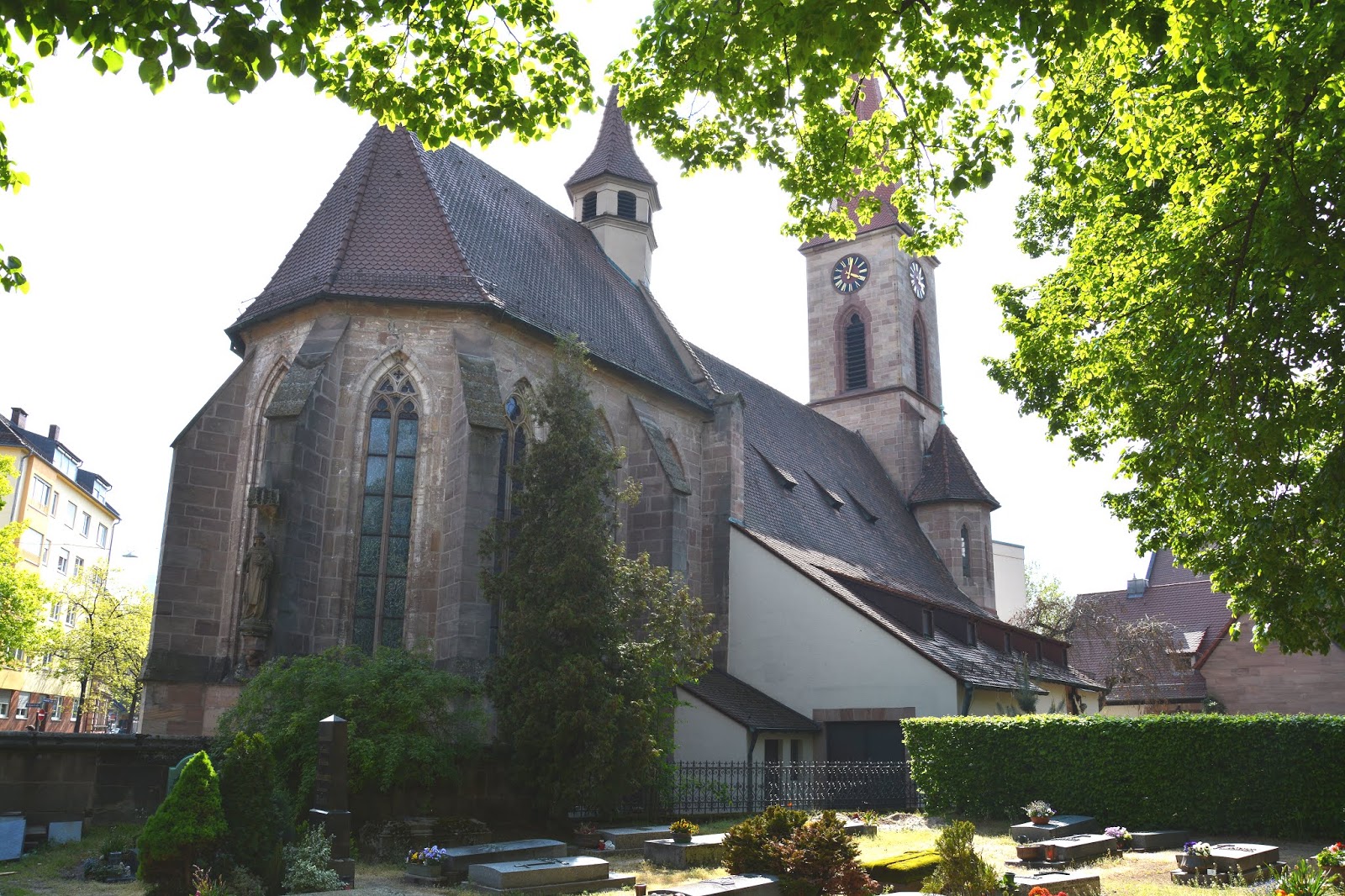 Nürnberginfo Kirche St. Leonhard mit Friedhof