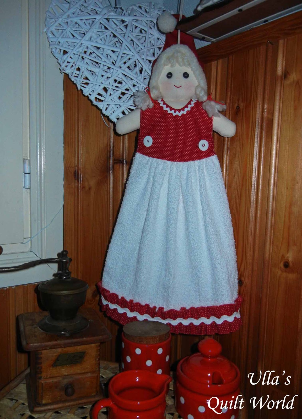 Кукла из полотенца. Кукла полотенце. Кукла полотенце своими руками. Кукла для полотенца на кухню своими. Из кухонных полотенец куклу.