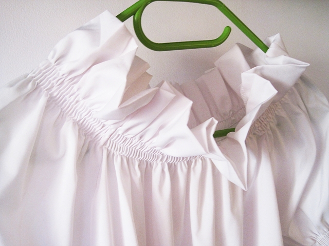 http://www.lovelywholesale.com/wholesale-stylish+bateau+neck+three+quarter+sleeves+falbala+design+white+polyester+pullover-g146479.html
