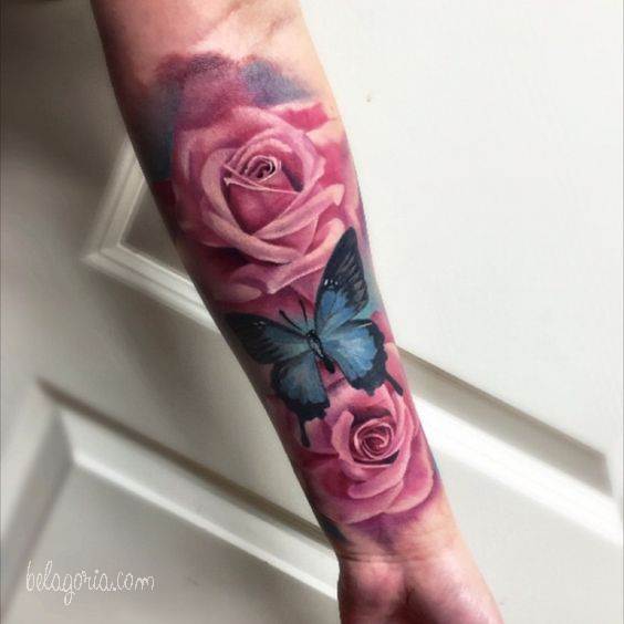Tatuajes de flores y mariposas en antebrazo de una mujer