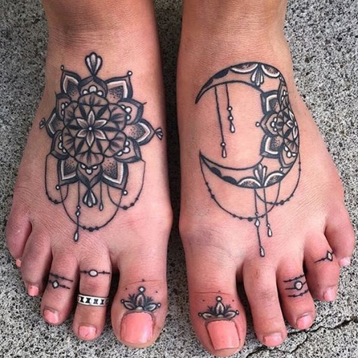 Estes preto, cinza, branco e tatuagens, retratado em o utente pés, mostrar uma mandala e a lua crescente com a mandala de elementos.