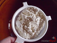 Roscón de Reyes de Trufa-masa roscón-tamizando la harina