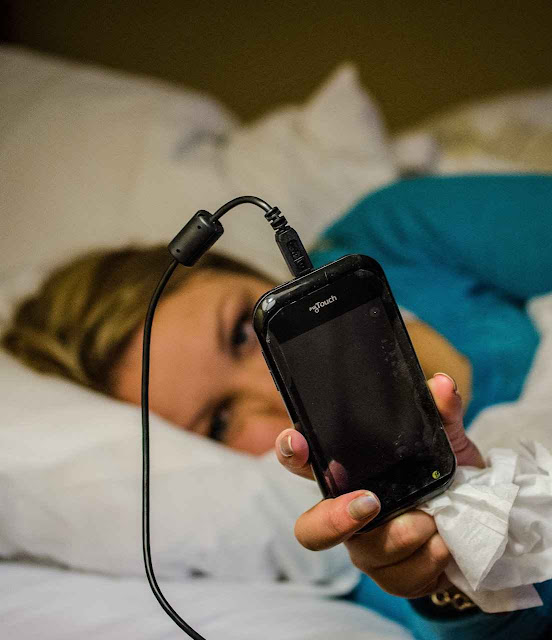 Limitar o uso da tecnologia perto do horário de dormir. para evitar sono mau e baixo rendimento escolar e no trabalho