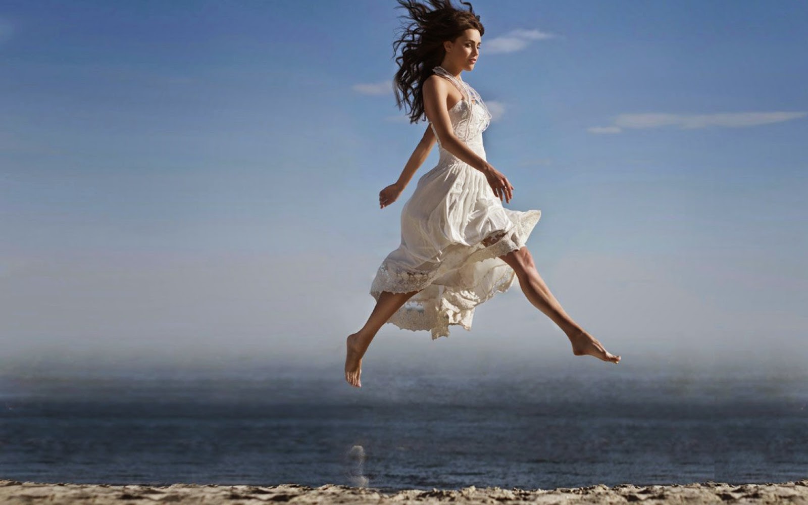 Бежать по воде песня. Девушка парит в воздухе. Девушка летит. Воздушная девушка. Счастливая женщина.