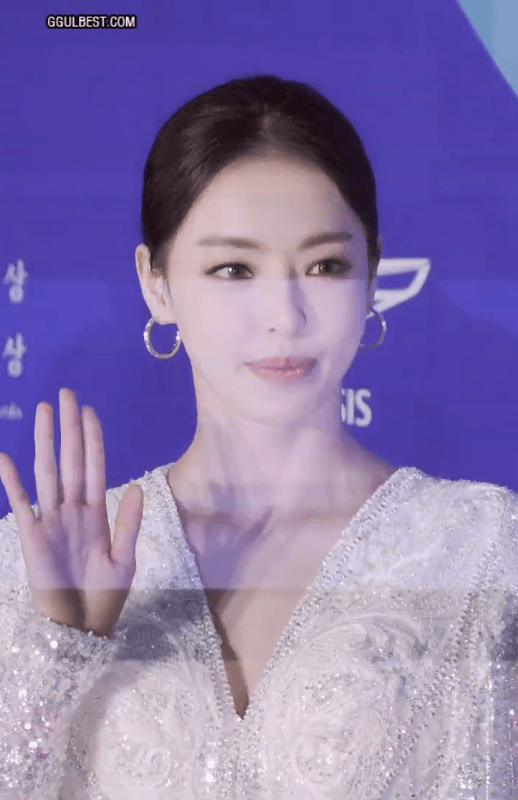 이다희 레드카펫 V넥