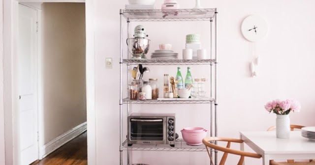 Idea low cost: estantería de acero en la cocina . La Garbatella diseño de interiores, proyectos