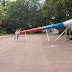 Vuvuzela gigante diverte visitantes de parque em Moscou
